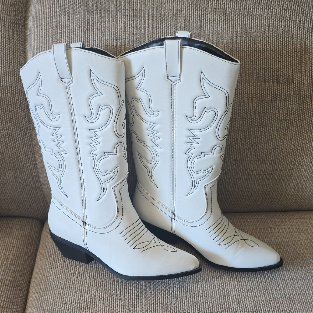 NWOT Soda White Western Heeled Boots